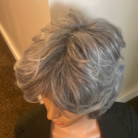 NWT 11” gray silver grey wavy short natural matte wig back curls - Picture 8 of 15